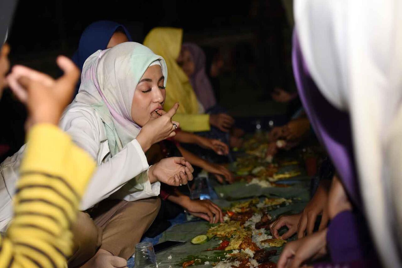 Natasha RIzky Makan Dengan Alas Daun Pisang