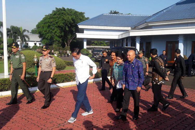 Tampil Beda, Jokowi Kenakan Jins dan Sepatu Kets Saat Kunjungan Kerja