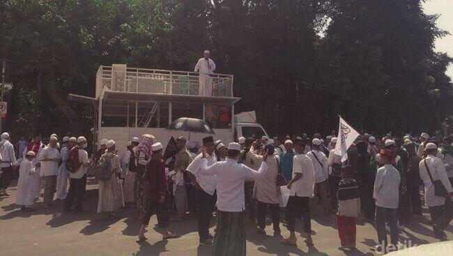 Ada Tausiah Di Istiqlal, Aksi Bela Ulama 96 Digelar Di Luar Masjid
