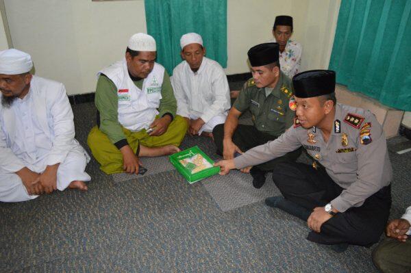 Antisipasi Gesekan, Kapolres Rembang Bagikan Baju Muslim ke Anggota FPI