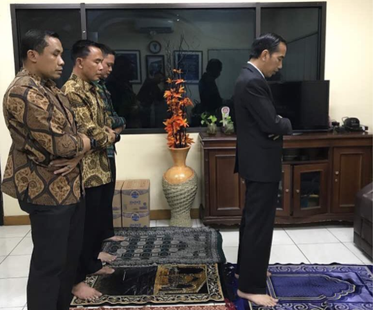 Duh, Presiden Salat Magrib, Netizen Fokus ke Jam Dinding, Kok Jam 12 Siang?