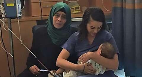 Mengharukan, Suster Yahudi Susui Bayi Palestina Korban Kecelakaan
