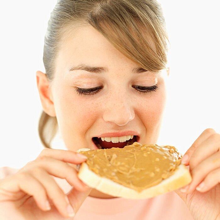 Macam-macam Gaya Saat Makan Roti Tawar,Agan Yang Mana?