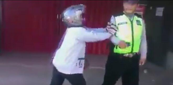 The Power of Emak-emak, Ibu Ini Ngamuk Saat Ditilang Polisi