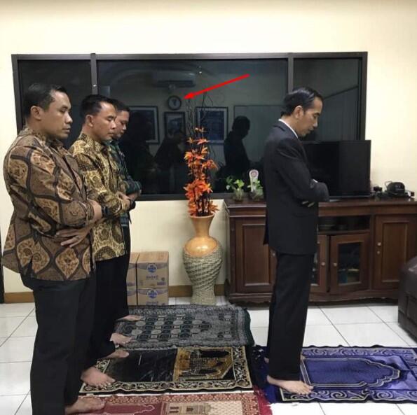 Jokowi Unggah Foto Shalat Maghrib, Netizen: Shalat Maghrib Kok Jam 12.?