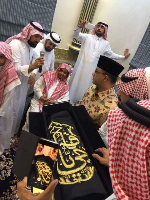 Potongan Kiswah untuk Anies Baswedan dari Ulama di Mekkah