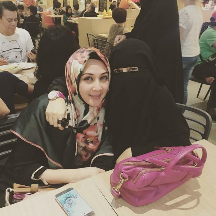 Pulang dari Umrah dan Dapat Bisikan Gaib,Ummi Pipik Kini Sulit Dikenali