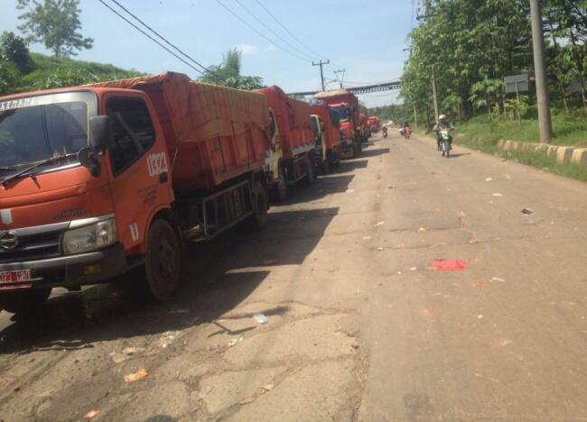 Truk Sampah DKI Ditimpuk Batu
