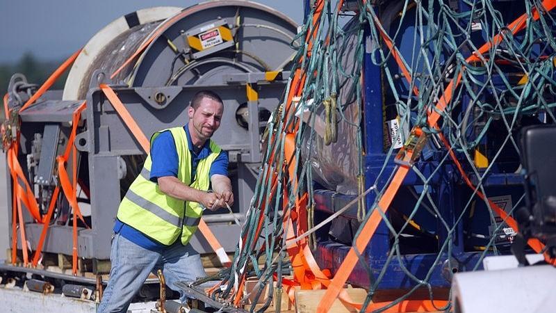 13 Foto pemasangan kabel internet bawah laut ini bikin melongo