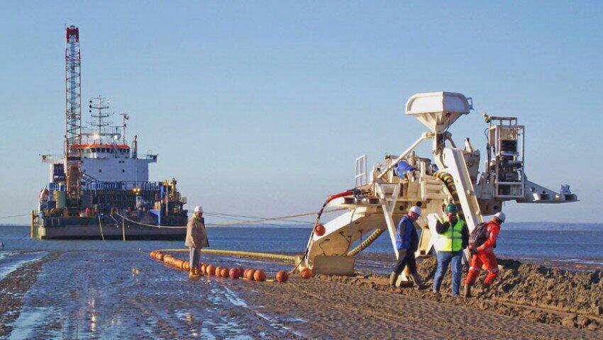 13 Foto pemasangan kabel internet bawah laut ini bikin melongo