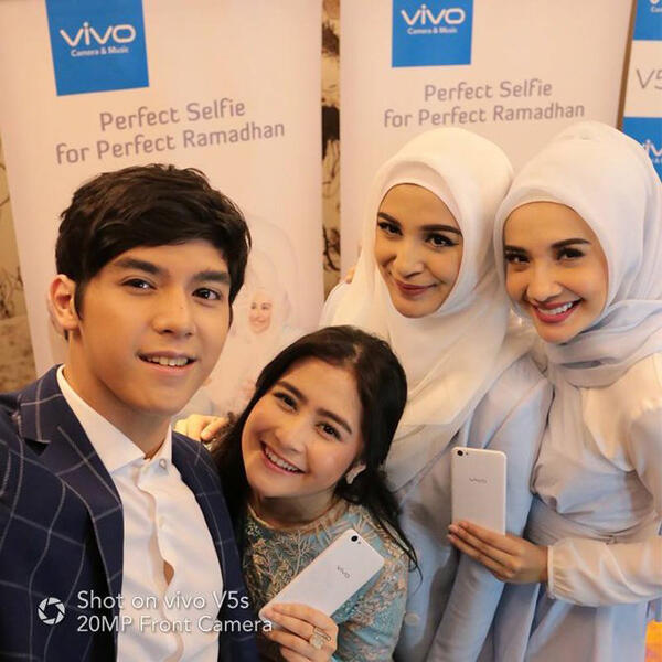 Momen Hari Raya Makin Sempurna dengan Vivo V5s Pure White Limited Edition