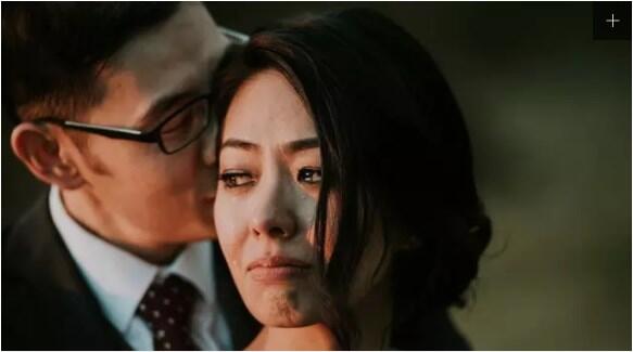 Kisah di Balik Foto Pengantin Berderai Air Mata 