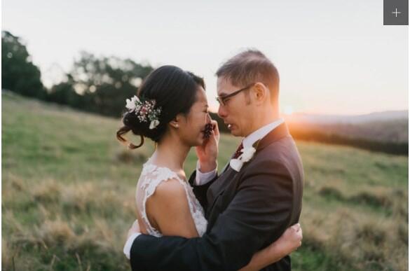 Kisah di Balik Foto Pengantin Berderai Air Mata