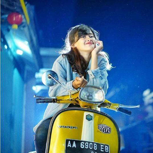 10 Potret cewek cantik pecinta Vespa, bikin cowok pengen diboncengin