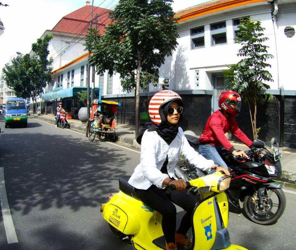 10 Potret cewek cantik pecinta Vespa, bikin cowok pengen diboncengin