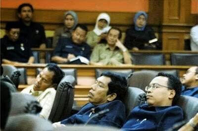 VIRAL!!!!! Foto Menteri Susi Tidur di Kursi Bandara AS