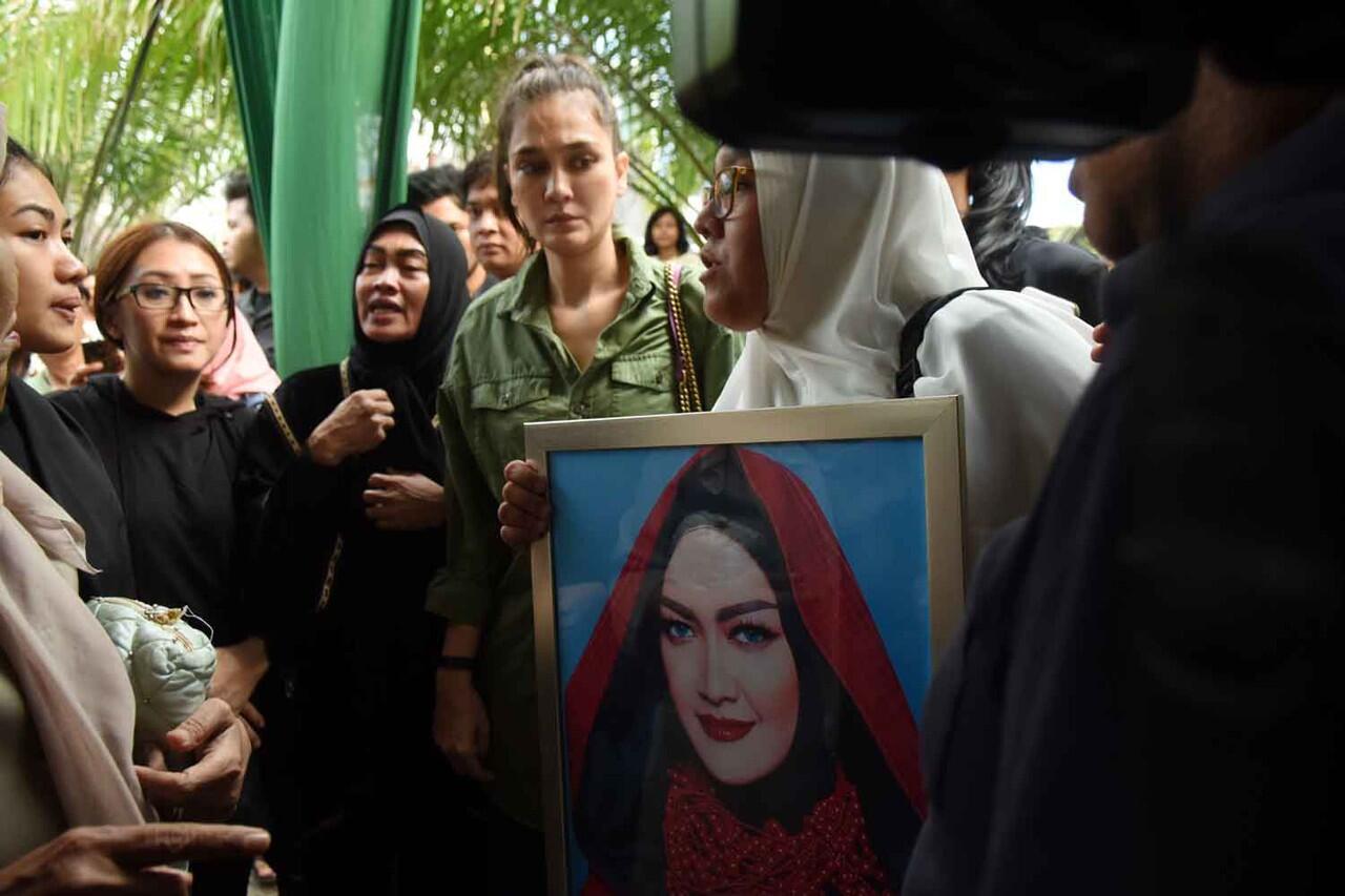 RIP Julia Perez...(Foto Suasana Pemakaman Julia Perez)