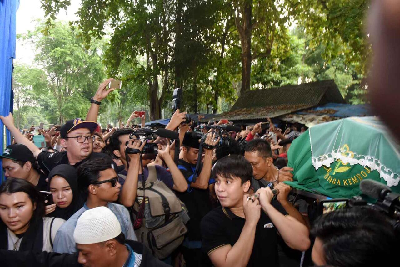 RIP Julia Perez...(Foto Suasana Pemakaman Julia Perez)