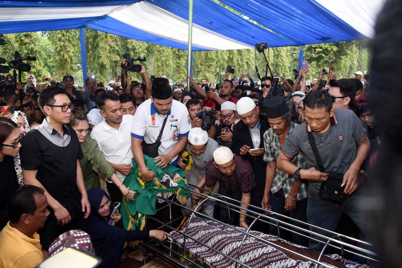 RIP Julia Perez...(Foto Suasana Pemakaman Julia Perez)