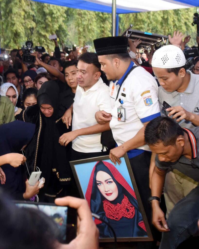 RIP Julia Perez...(Foto Suasana Pemakaman Julia Perez)