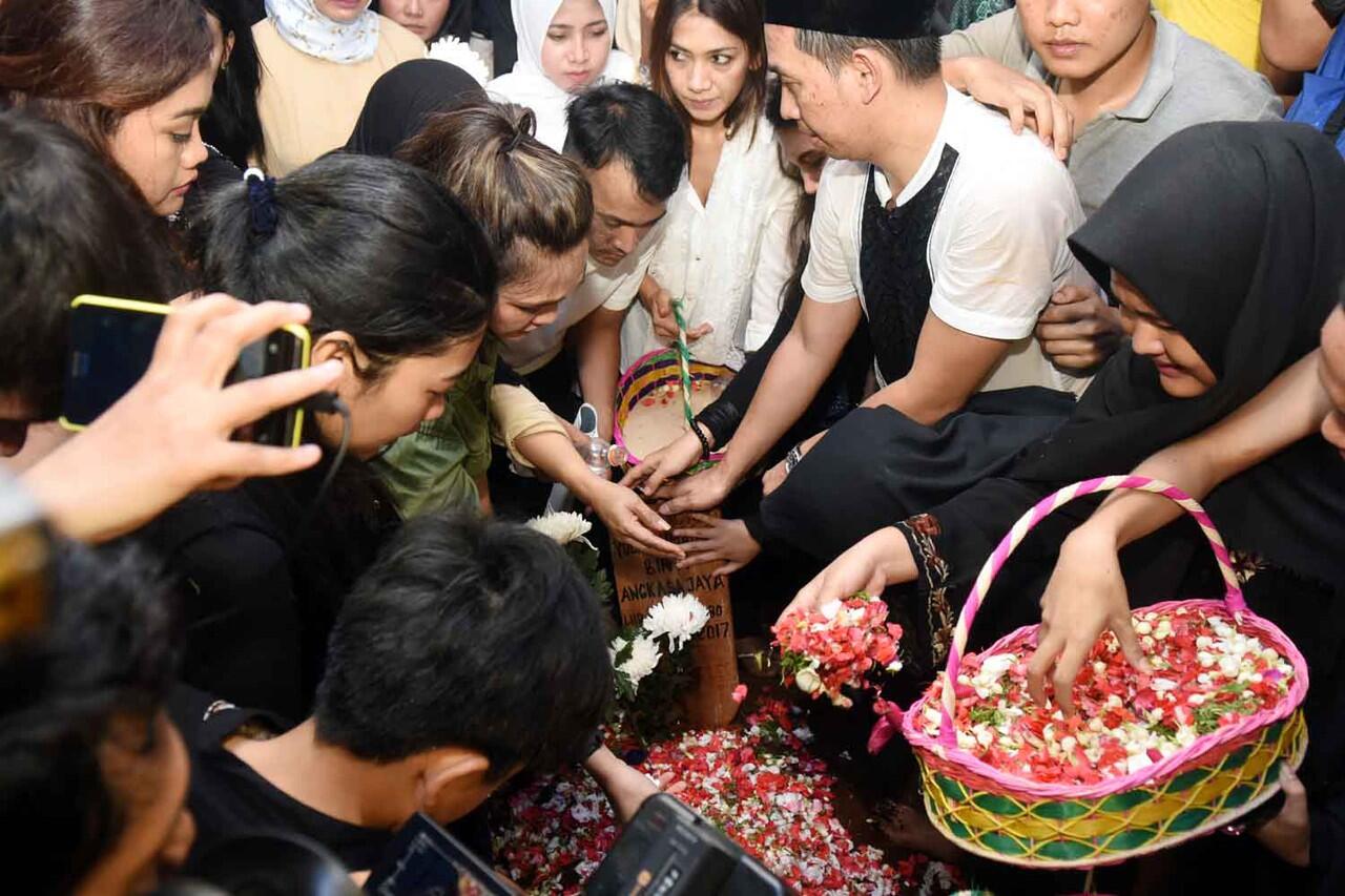 RIP Julia Perez...(Foto Suasana Pemakaman Julia Perez)