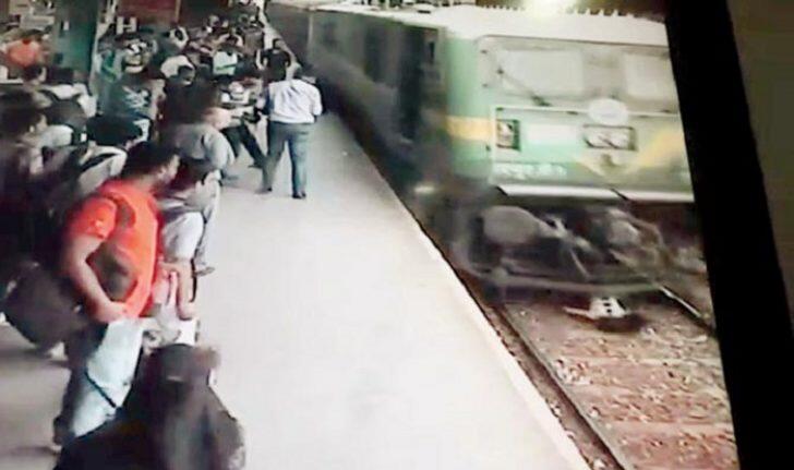 Nekat Gunakan Earphone di Stasiun, Wanita Ini Rela Tertabrak Kereta