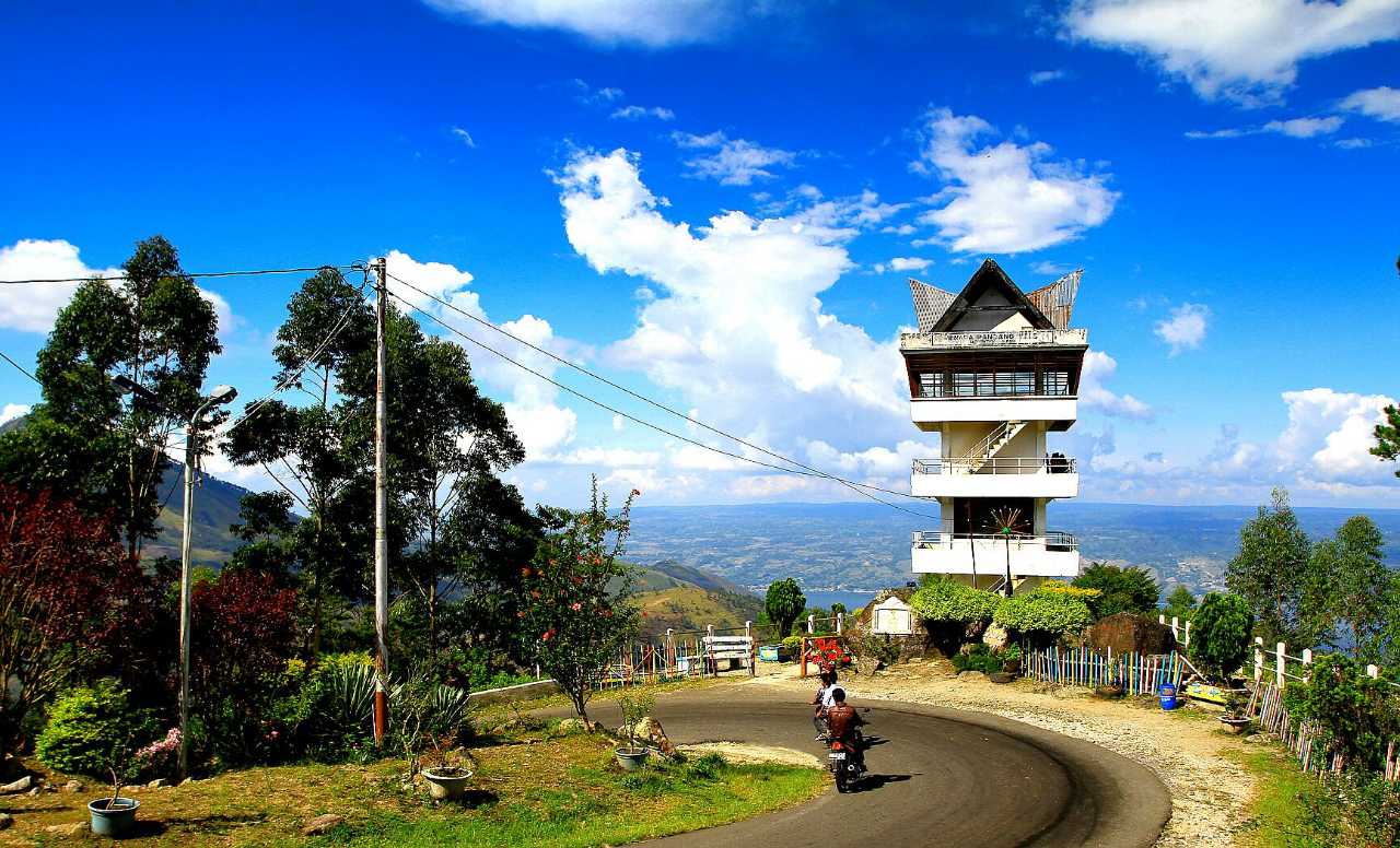 &quot;Menara Pandang Tele&quot; Cara Asik Menatap Danau Toba Dari Ketinggian