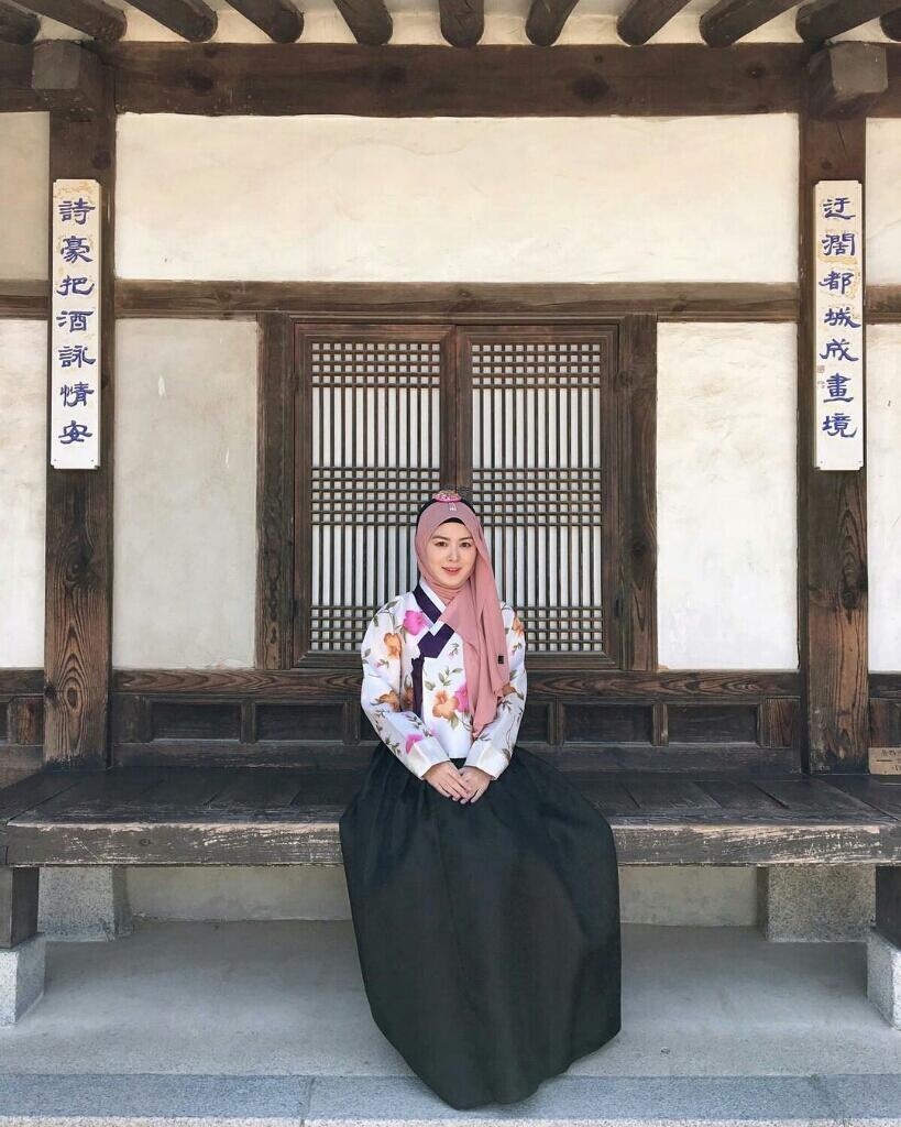 Ayana Moon, Mantan Girlband Korea yang Jadi Muslimah dan Berhijab