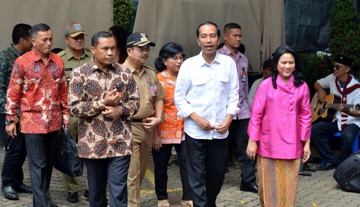 Wow!, Presiden Jokowi Bagi-bagi 3.000 Paket Sembako di Penjaringan.