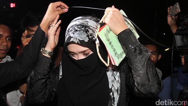 Saat Firza Husein Bersaksi di Balik Cadar Soal Habib Rizieq
