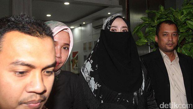 Saat Firza Husein Bersaksi di Balik Cadar Soal Habib Rizieq