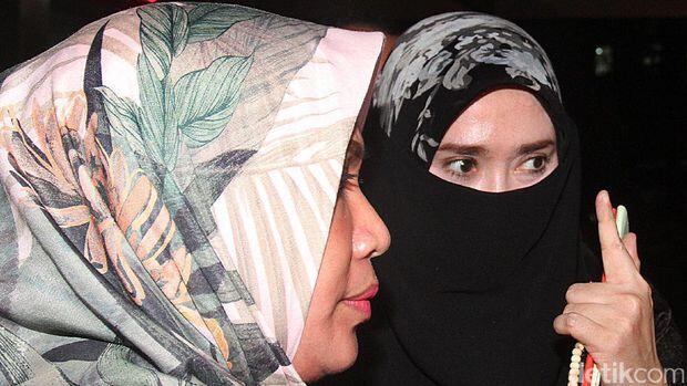 Saat Firza Husein Bersaksi di Balik Cadar Soal Habib Rizieq