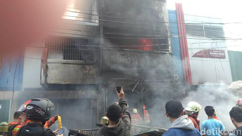 Api Membara dari Ruko yang Terbakar di Kebayoran Lama