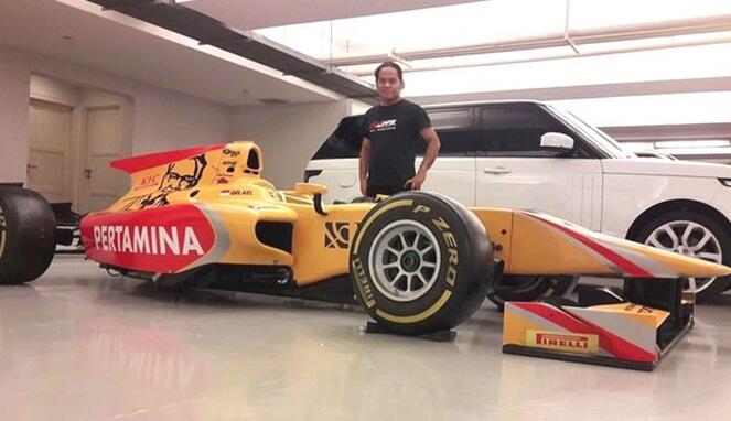 Agus Tukang Stiker Biasa, Dipercaya Dandani Mobil Formula