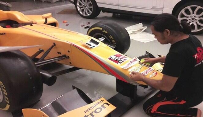 Agus Tukang Stiker Biasa, Dipercaya Dandani Mobil Formula