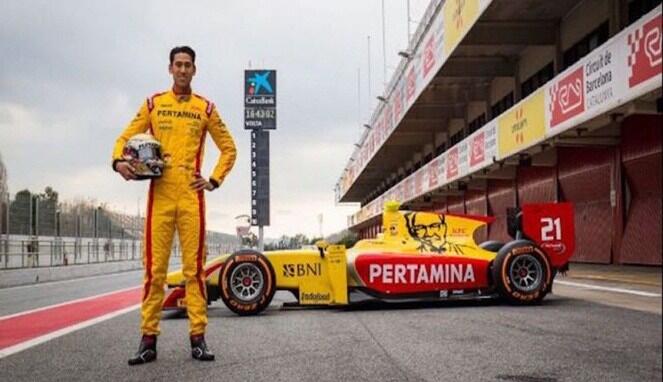 Agus Tukang Stiker Biasa, Dipercaya Dandani Mobil Formula