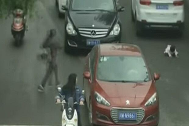 Balita China Masih Hidup Dilangkahi Dua Mobil di Jalan Ramai