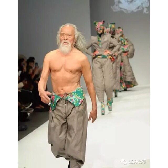 Cadas! Kakek 80 Tahun Ini Jadi Model Paling Hot