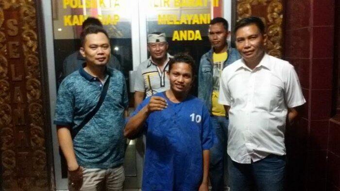 Cengengesan di Depan Polisi, Pemanjat Kelapa Ini Bangga Konsumsi Sabu