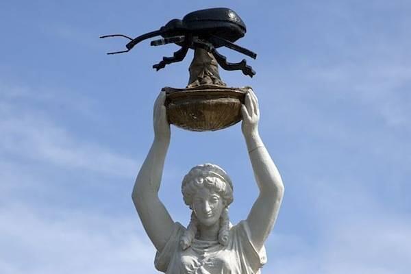 11 Negara Ini Punya Landmark Absurd yang Malah Jadi Kebanggaan Mereka