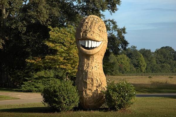 11 Negara Ini Punya Landmark Absurd yang Malah Jadi Kebanggaan Mereka