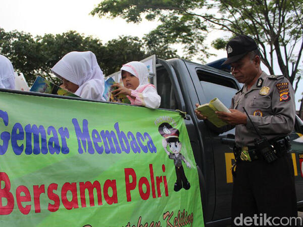 Yuk Ngabuburit Ala Polsek Leles Garut, Ngajak Warga Baca Buku di Atas Mobil Patroli
