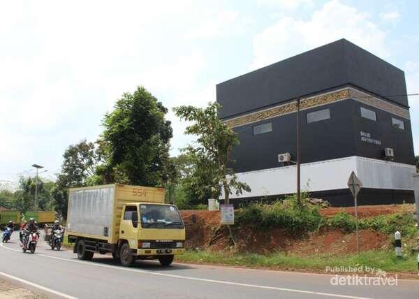 Masjid Unik Berbentuk Ka'bah di Subang