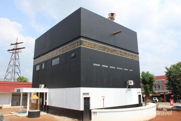 Masjid Unik Berbentuk Ka'bah di Subang