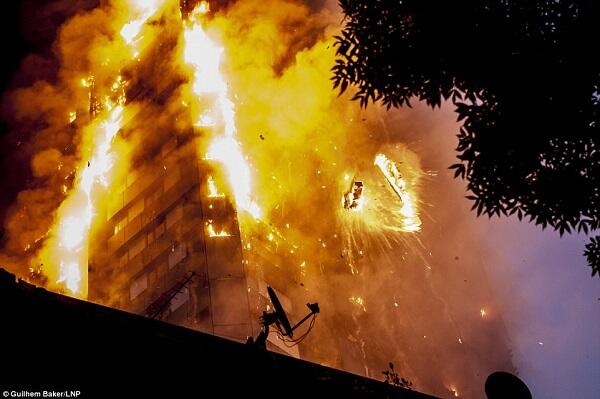 (FOTO) Kebakaran Hebat Melanda Apartemen di London