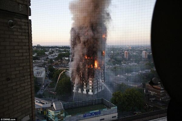 (FOTO) Kebakaran Hebat Melanda Apartemen di London