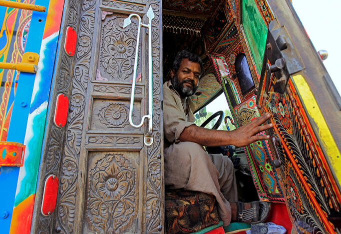 Bak Galeri Berjalan, Truk Seni Pakistan Tentang Kebanggaan