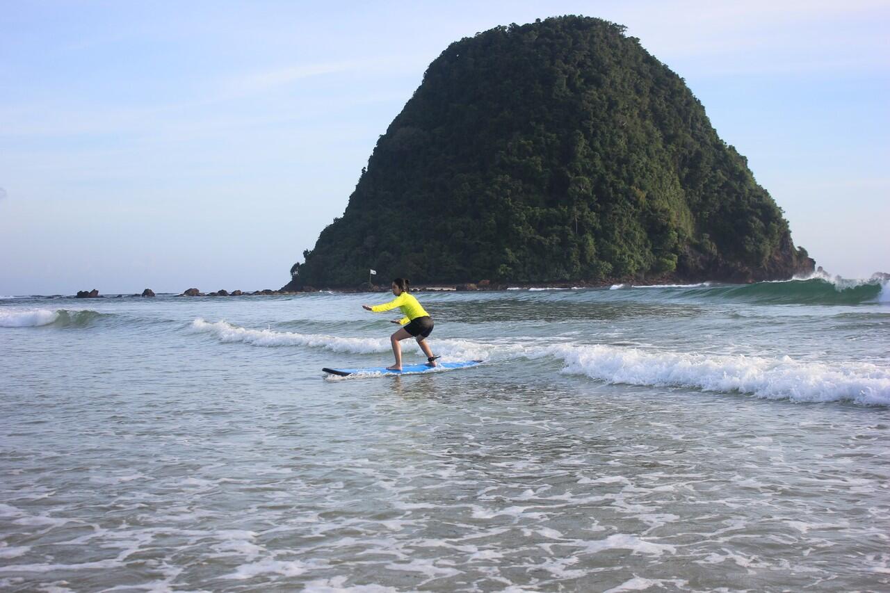 Belajar Surfing Di PulauMerah Banyuwangi Jawa Timur