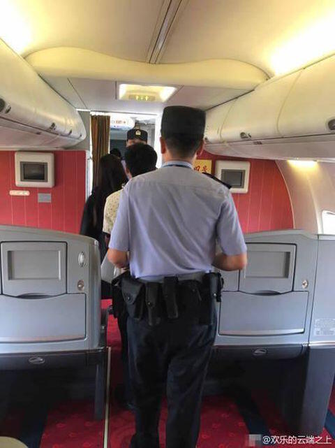 Gagal paham, wanita ini malah buka pintu pesawat saat mau lepas landas