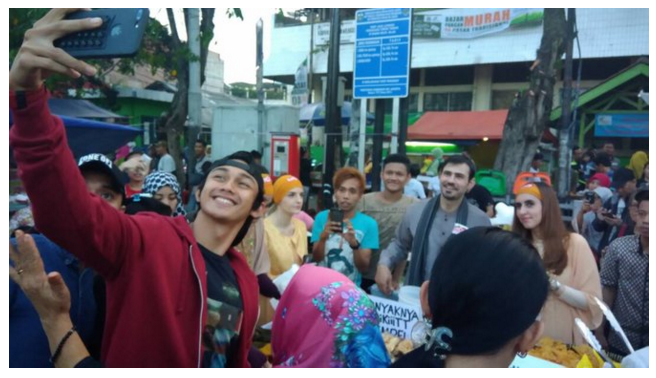 Bule cantik ini pedagang gorengan di Pasar Rawamangun